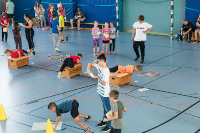 Schülerinnen und Schüler in der Turnhalle beim Sport