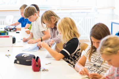 Schülerinnen und Schüler beim textilen Gestalten
