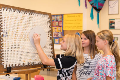 Drei Schülerinnen beim textilen Gestalten