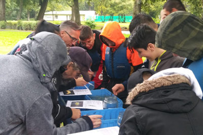 Schülerinnen und Schüler der CHS untersuchen das Wasser