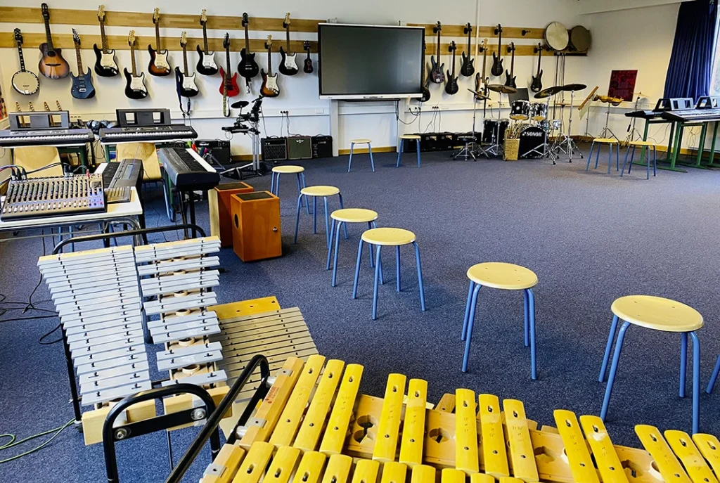 viele verschiedene Instrumente im Musikraum