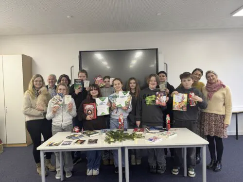 Schüler und Schülerinnen sowie die Jury und Lehrer, die am Vorlesewettbewerb beteiligt haben